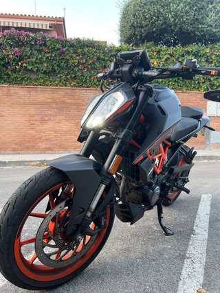KTM Duke 125 2022 Negra/Naranja Excelente Estado