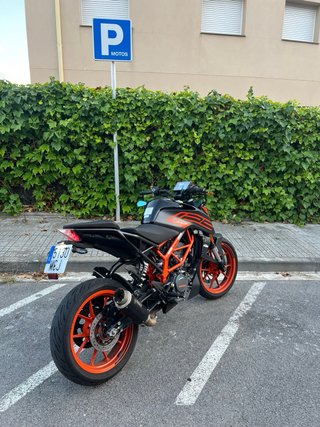 KTM Duke 125 2022 Negra/Naranja Excelente Estado