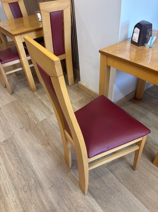 Sillas de madera con asiento de piel