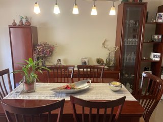 Comedor completo: mesa, sillas y aparador