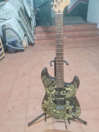 Guitarra Squier by Fender + Amplificador