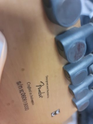 Guitarra Squier by Fender + Amplificador