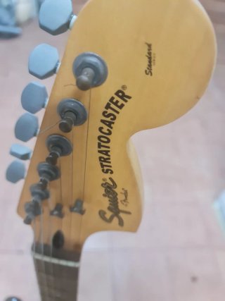 Guitarra Squier by Fender + Amplificador