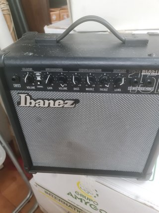 Guitarra Squier by Fender + Amplificador