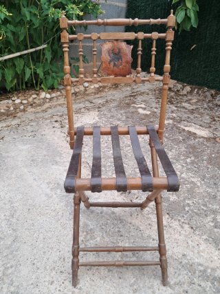 Sillas antiguas, una plegable de cuero