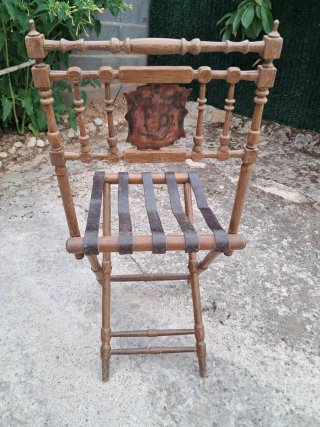 Sillas antiguas, una plegable de cuero