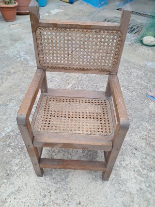 Sillas antiguas, una plegable de cuero