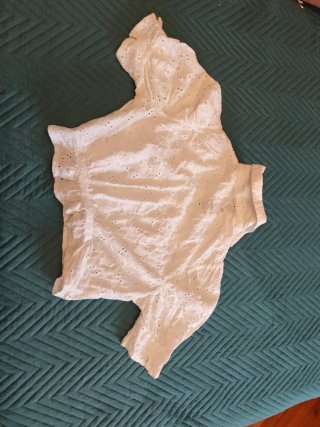 Blusa blanca bordada chica