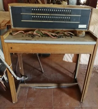 Mueble antiguo de madera ,centralita telefónica.