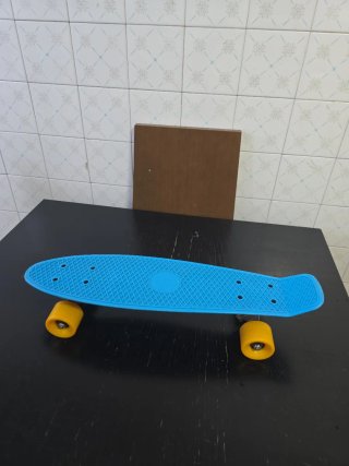 Monopatín Azul con Ruedas Amarillas
