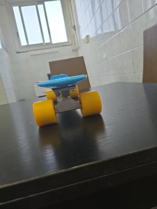 Monopatín Azul con Ruedas Amarillas