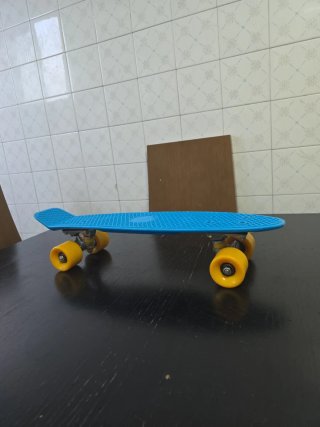 Monopatín Azul con Ruedas Amarillas