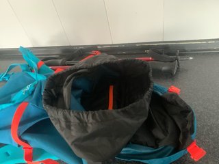 Mochila y bastones de senderismo