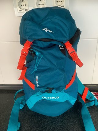 Mochila y bastones de senderismo