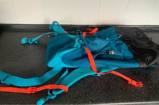Mochila y bastones de senderismo