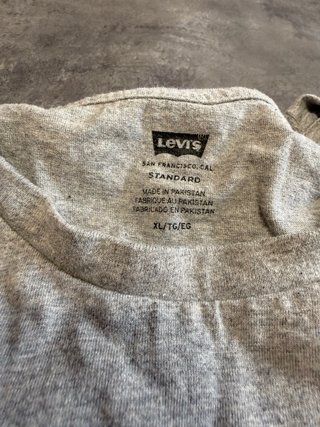 Camiseta Levi's Gris Logo Negro Talla XL