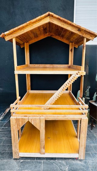 Casa grande de madera para jugar o animales