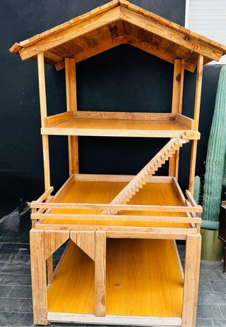 Casa grande de madera para jugar o animales