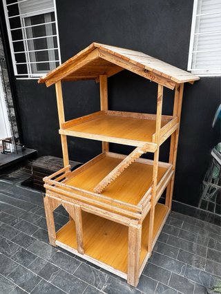 Casa grande de madera para jugar o animales