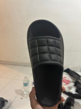 Chanclas negras acolchadas