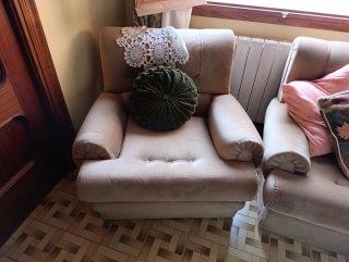 Sillón antiguo tapizado azul y madera