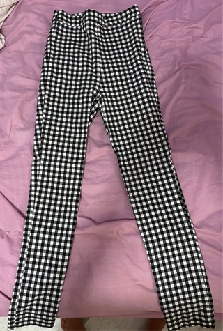 Pantalón pitillo cuadros blanco y negro