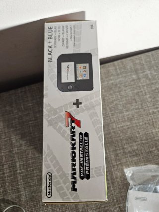 Nintendo 2DS Mario Kart 7 Bundle