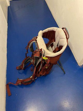 Mochila deuter portabebés para montaña