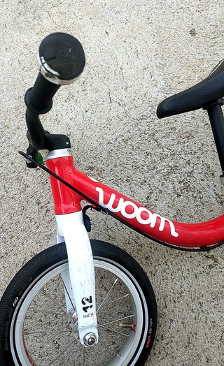 Bici sense pedals woom 1 12" vermella