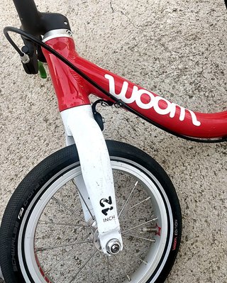Bici sense pedals woom 1 12" vermella