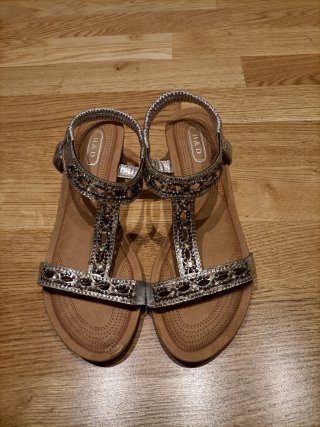 Sandalias plateadas pedrería