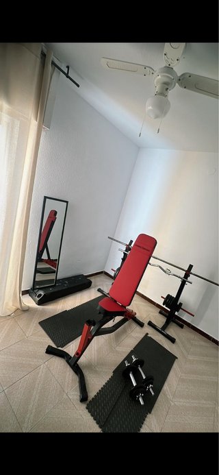 Banco de gimnasio y pesas
