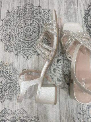 Sandalias de fiesta plateadas con pedrería.