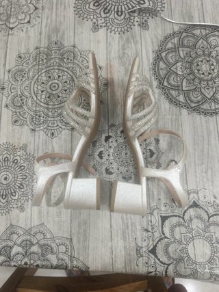 Sandalias de fiesta plateadas con pedrería.