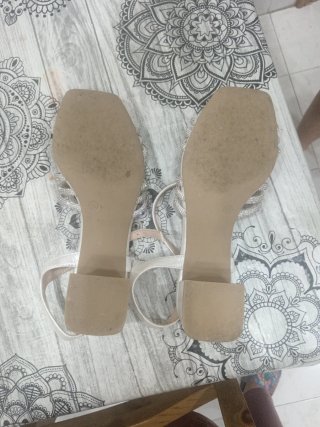 Sandalias de fiesta plateadas con pedrería.
