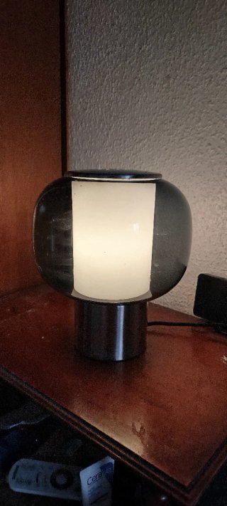Lámpara de mesa moderna gris y transparente