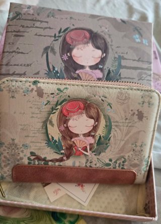 Monedero gris y rosa con dibujo