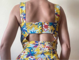 Vestido floral amarillo con escote corazón