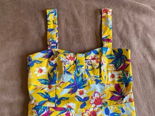Vestido floral amarillo con escote corazón