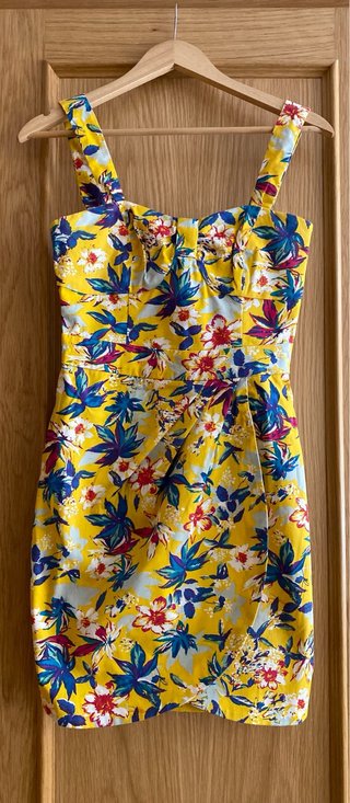 Vestido floral amarillo con escote corazón
