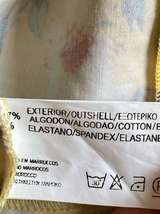Vestido floral amarillo con escote corazón