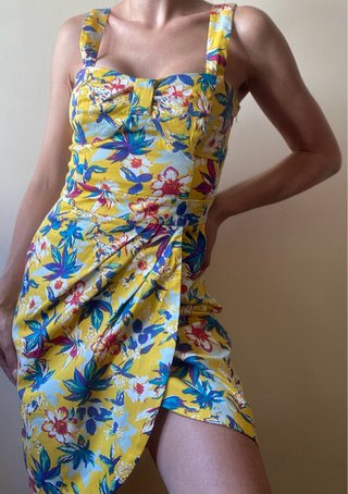 Vestido floral amarillo con escote corazón