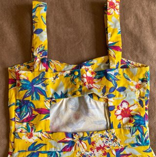 Vestido floral amarillo con escote corazón