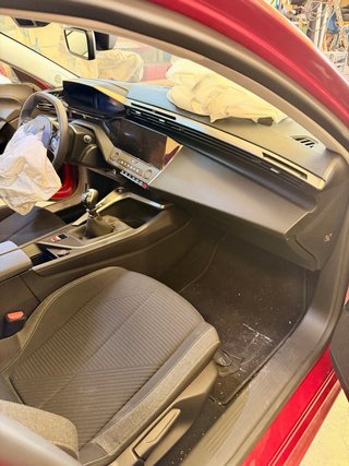 Se vende Peugeot 308 1.2 puretech con golpe