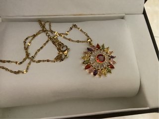 Collana con ciondolo floreale multicolor