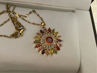 Collana con ciondolo floreale multicolor
