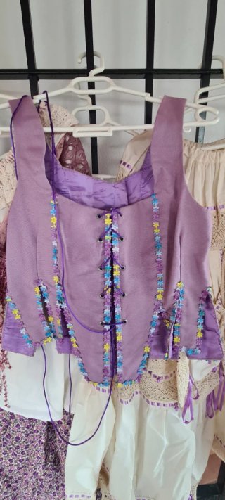 Traje regional danzas morado y blanco