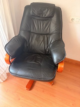 Sillón de piel negro con detalles de madera