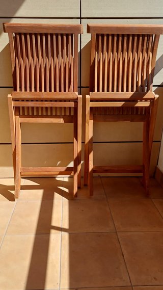 Mesa y 2 sillas de madera para terraza