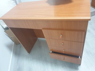Conjunto de mesitas, escritorio y  estantería